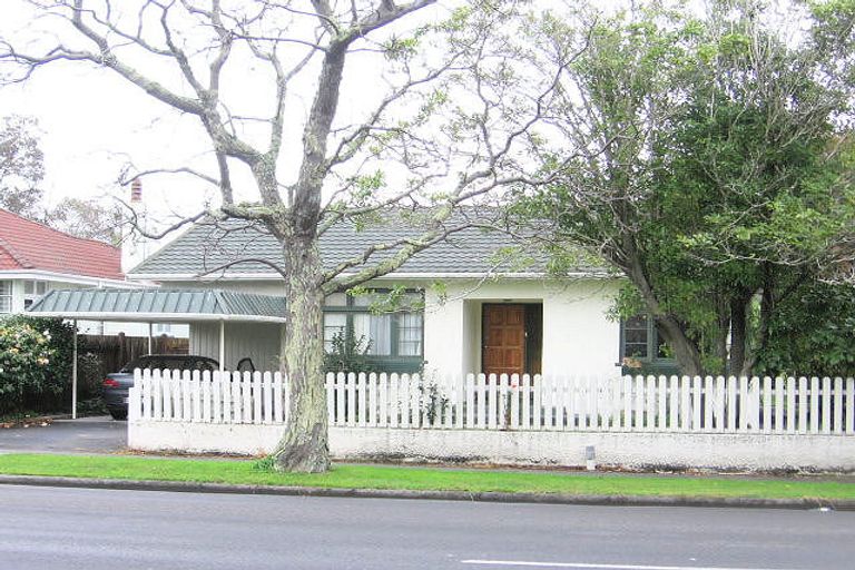 Photo of property in 34 Pahiatua Street, Hokowhitu, Palmerston North, 4410