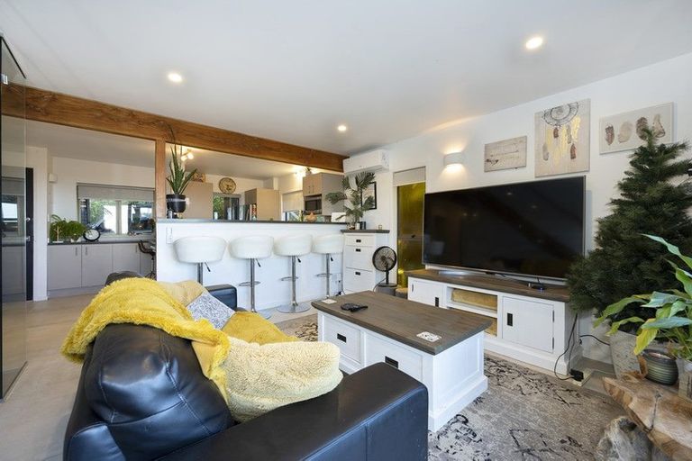 Photo of property in 2/813 East Coast Road, Northcross, Auckland, 0630