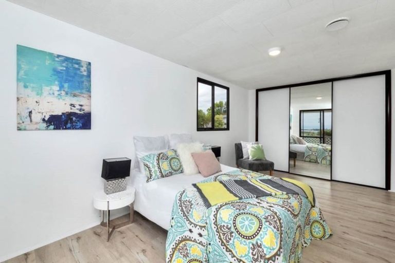 Photo of property in 11 Jumento Place, Unsworth Heights, Auckland, 0632