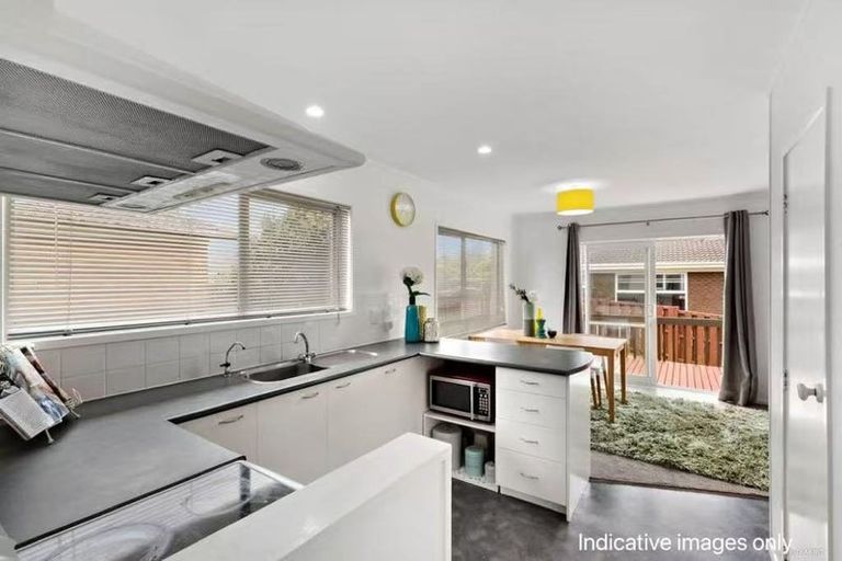 Photo of property in 1/31 Borrowdace Avenue, Botany Downs, Auckland, 2010