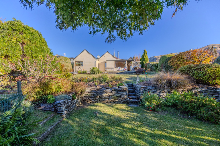 Photo of property in 8 Kennedy Crescent, Wanaka, 9305