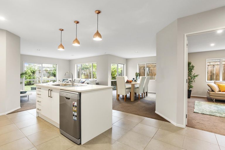 Photo of property in 31a Cliff View Drive, Green Bay, Auckland, 0604