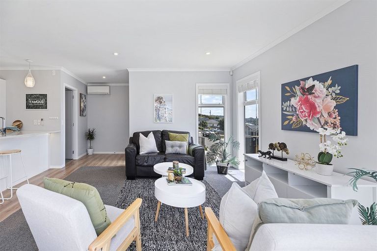 Photo of property in 5 Madeira Close, Whitby, Porirua, 5024