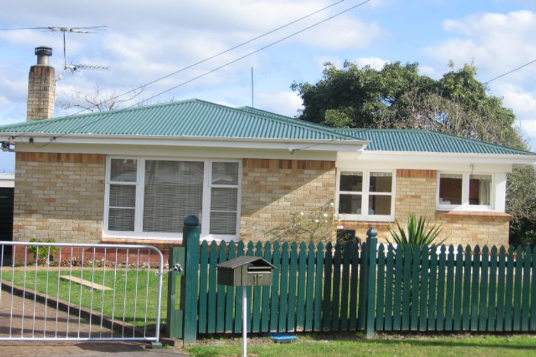 Photo of property in 17 Campbell Place, Papakura, 2110