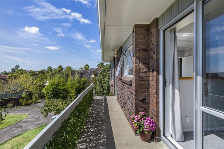 Photo of property in 1/12 Lydford Place, Glendene, Auckland, 0602