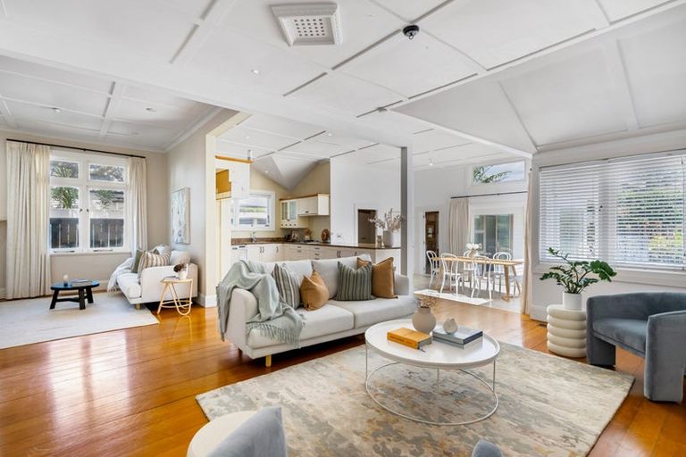 Photo of property in 8 Tiri Road, Milford, Auckland, 0620