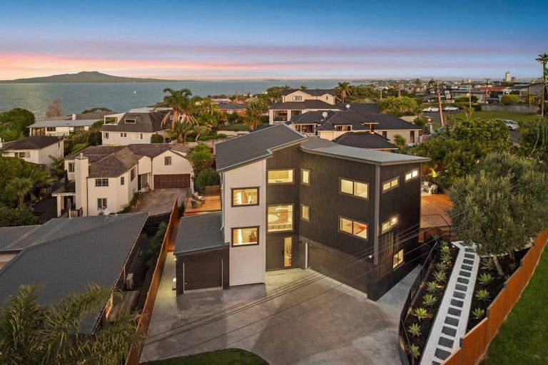 Photo of property in 2/21 Eastcliffe Road, Castor Bay, Auckland, 0620