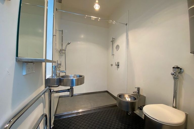 Photo of property in 102 Kelburn Parade, Kelburn, Wellington, 6012