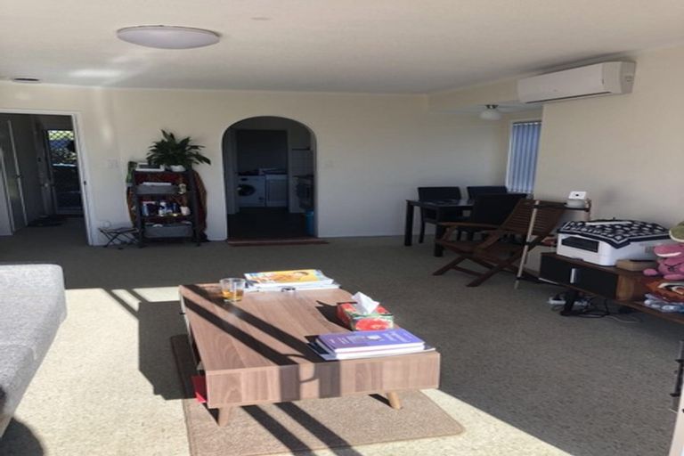 Photo of property in 1/309 Wairau Road, Totara Vale, Auckland, 0627