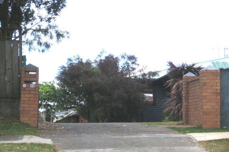 Photo of property in 1/90 Browns Bay Road, Rothesay Bay, Auckland, 0630