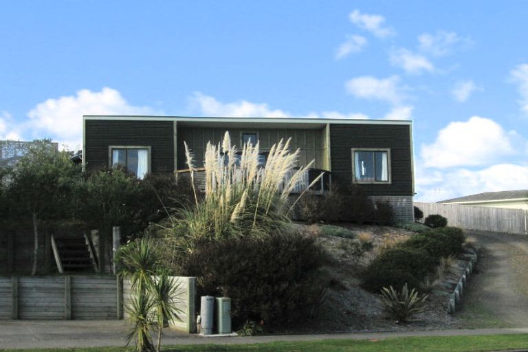 Photo of property in 17 Campion Road, Waikanae Beach, Waikanae, 5036