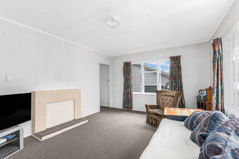 Photo of property in 12 Taylor Terrace, Tawa, Wellington, 5028