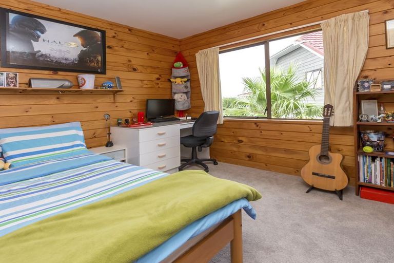 Photo of property in 2/96 Gosford Drive, Botany Downs, Auckland, 2010