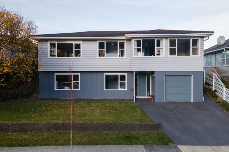 Photo of property in 2 Fitzwilliam Terrace, Tawa, Wellington, 5028