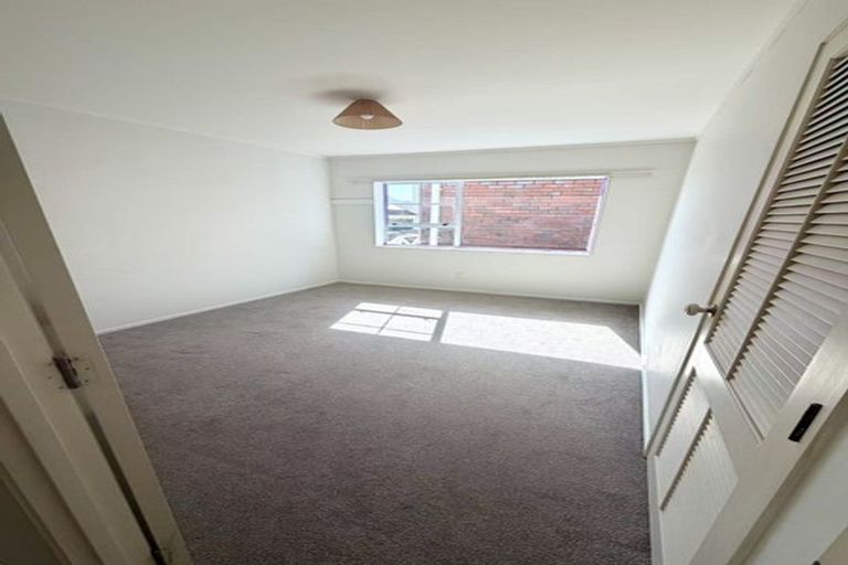 Photo of property in 2/71 Browns Bay Road, Browns Bay, Auckland, 0630