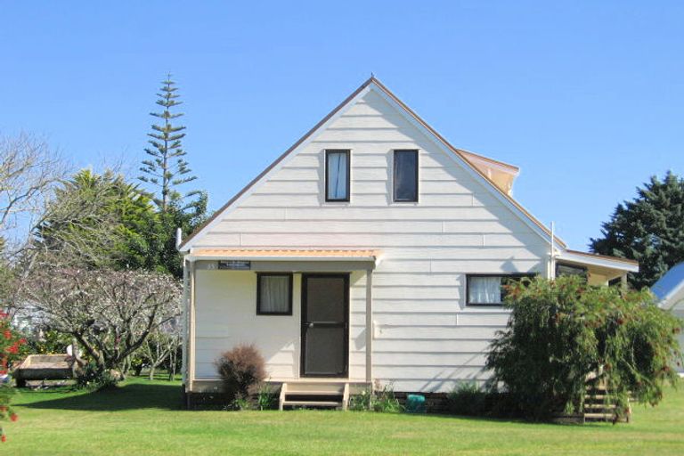 Photo of property in 35 Hardy Place, Cooks Beach, Whitianga, 3591