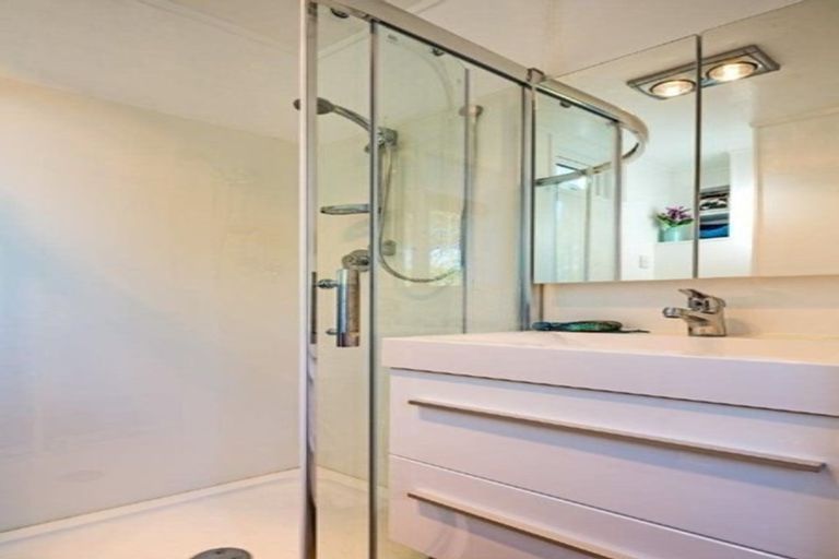 Photo of property in 19 Rauhuia Crescent, Parau, Auckland, 0604