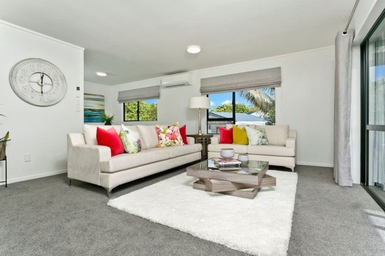 Photo of property in 2/17 Mirovale Place, Totara Vale, Auckland, 0629