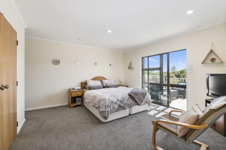 Photo of property in 11 Greenwood Place, Fitzherbert, Palmerston North, 4410