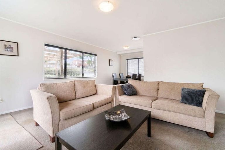 Photo of property in 2/87 Hobsonville Road, West Harbour, Auckland, 0618