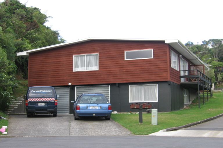 Photo of property in 15 Bloomsbury Grove, Newlands, Wellington, 6037