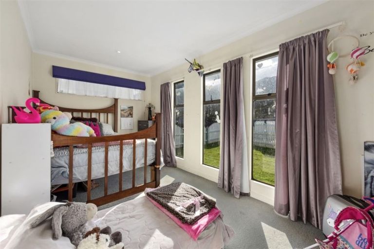 Photo of property in 20 Montana Road, Totara Park, Upper Hutt, 5018