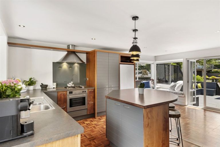 Photo of property in 9 Garmons Way, Castor Bay, Auckland, 0620