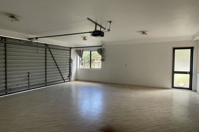 Photo of property in 4 Heversham Place, Glendene, Auckland, 0602