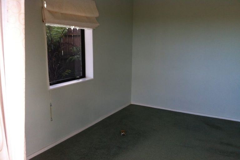 Photo of property in 2/138 Sunset Road, Unsworth Heights, Auckland, 0632