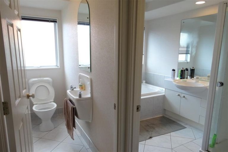 Photo of property in 92 Bob Charles Drive, Golflands, Auckland, 2013