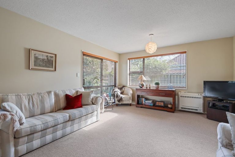 Photo of property in 2/4 Gatonby Place, Avonhead, Christchurch, 8042