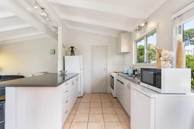 Photo of property in 2/29 Sealy Road, Torbay, Auckland, 0630