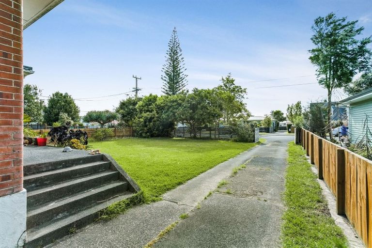 Photo of property in 4 River Road, Te Atatu Peninsula, Auckland, 0610