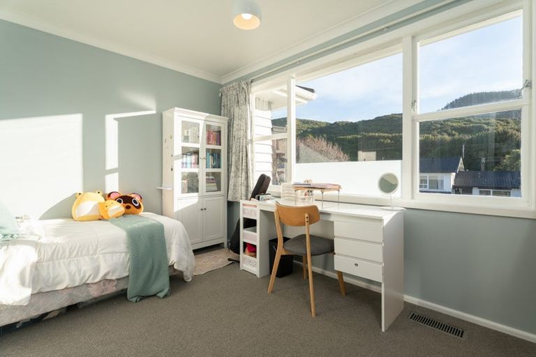 Photo of property in 2 Fitzwilliam Terrace, Tawa, Wellington, 5028