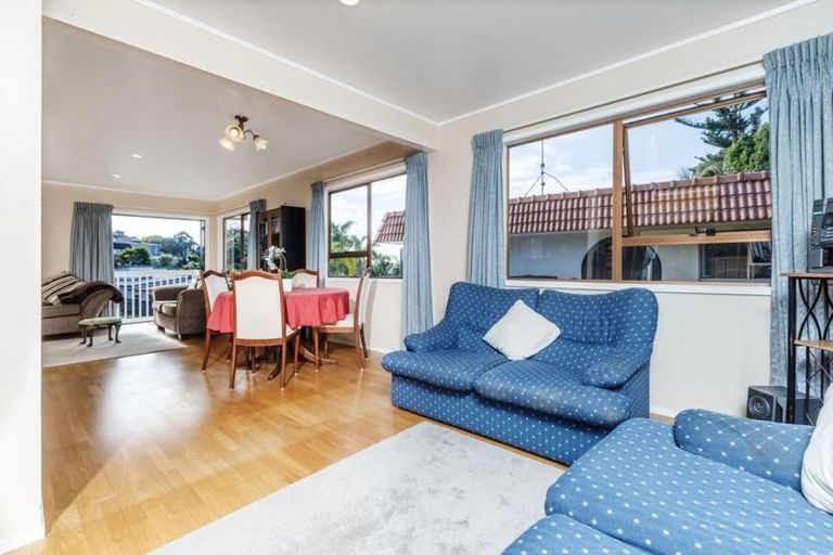 Photo of property in 28 King Richard Place, Browns Bay, Auckland, 0630