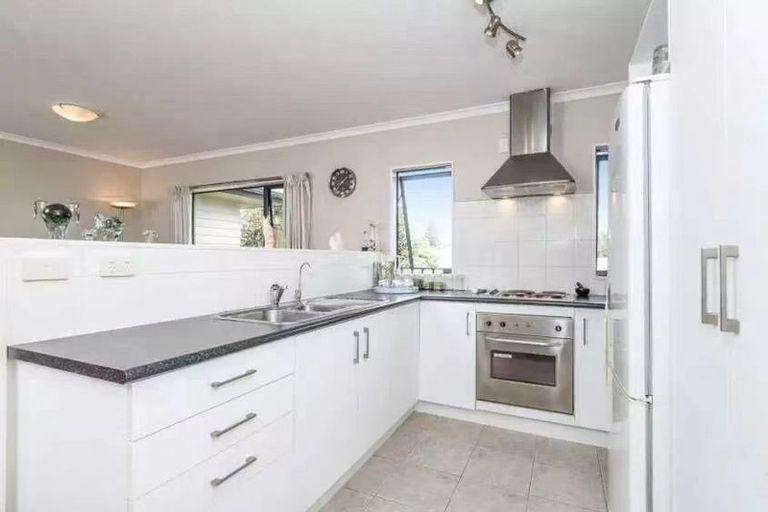 Photo of property in 1 Rixon Place, Te Atatu Peninsula, Auckland, 0610