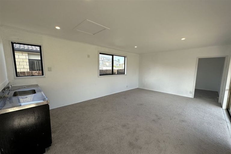 Photo of property in 14 Airdrie Road, Ranui, Auckland, 0612