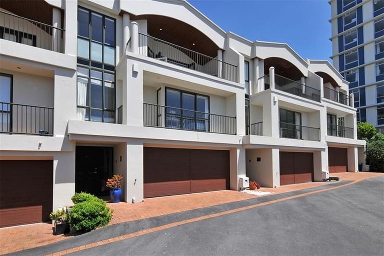 Photo of property in 10/22 Oriental Terrace, Oriental Bay, Wellington, 6011