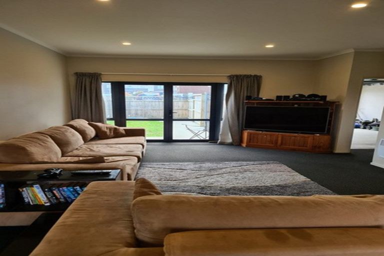 Photo of property in 24 Kuurae Crescent, Weymouth, Auckland, 2103