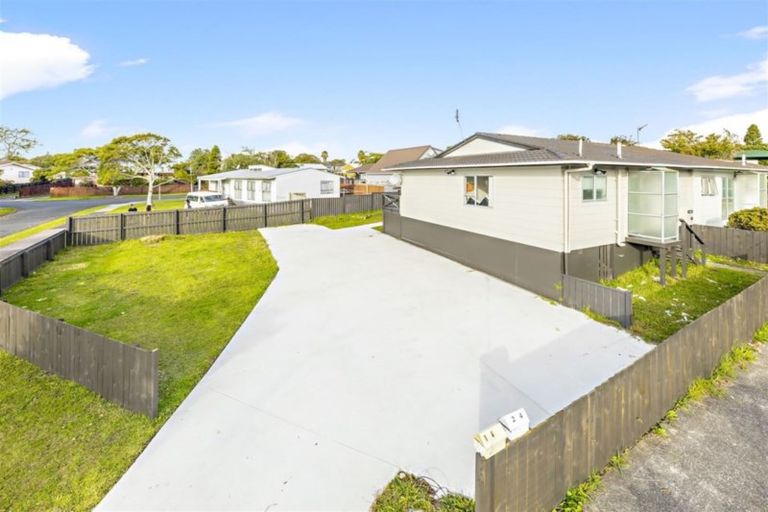 Photo of property in 1/4 Slim Place, Clendon Park, Auckland, 2103