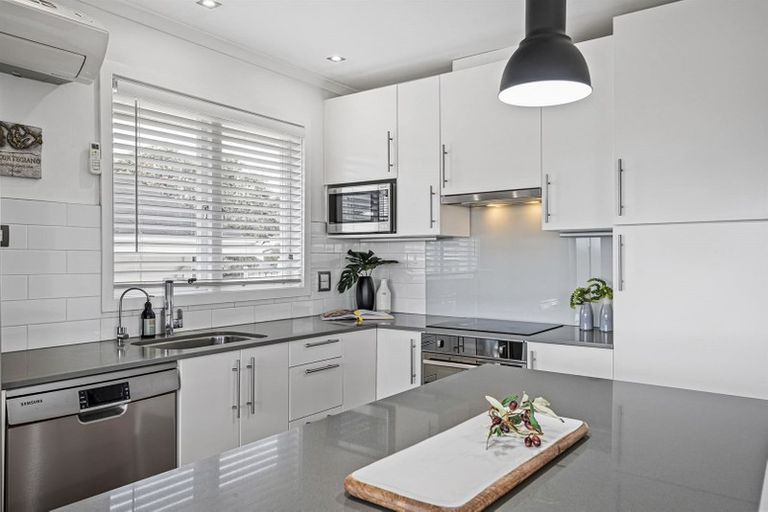 Photo of property in 4/37 Onewa Road, Northcote, Auckland, 0627