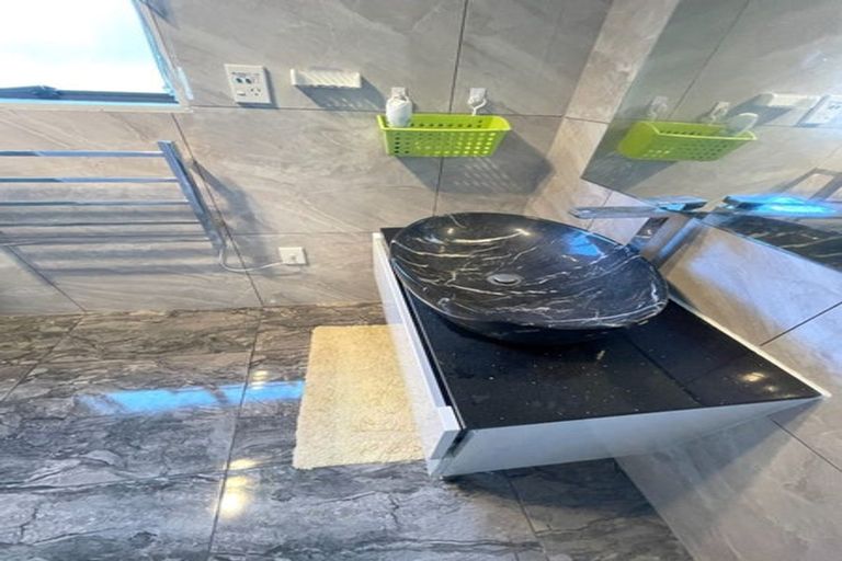 Photo of property in 77 Spence Road, Henderson, Auckland, 0612