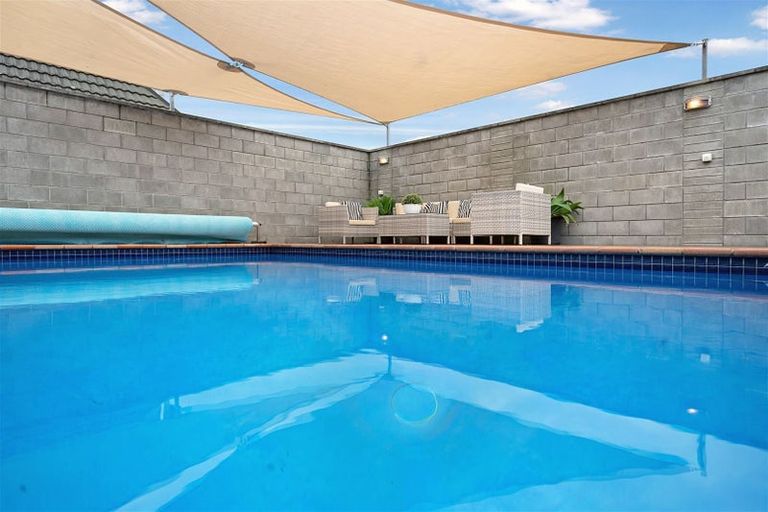 Photo of property in 7 Coupland Court, Glendene, Auckland, 0602