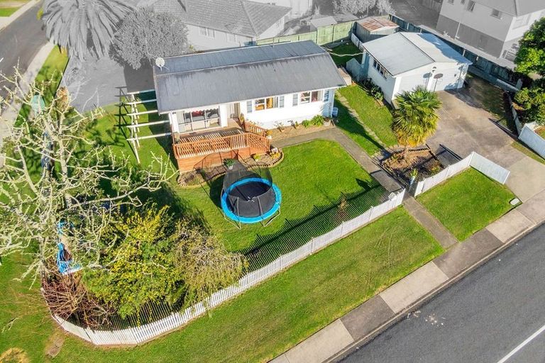 Photo of property in 2 Karo Place, Glendene, Auckland, 0602