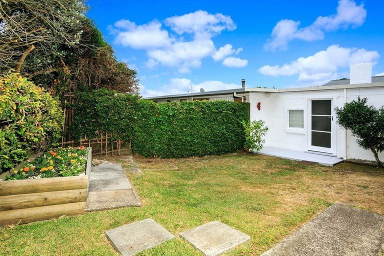 Photo of property in 1/4 Lynn Road, Bayview, Auckland, 0629