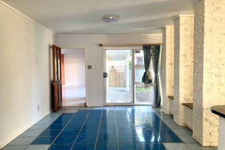 Photo of property in 2/89a Royal Road, Massey, Auckland, 0614