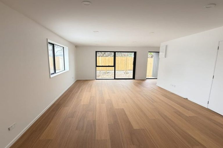 Photo of property in 43 Savoy Road, Glen Eden, Auckland, 0602