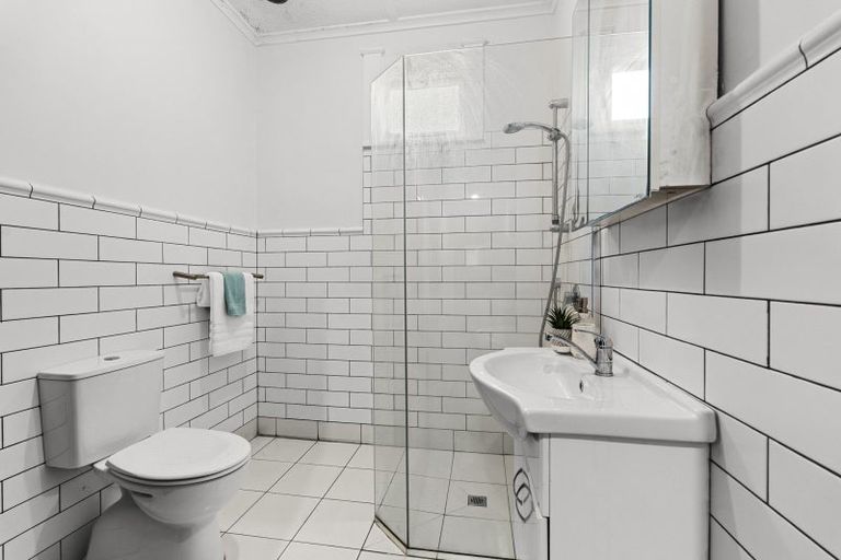 Photo of property in 11 Woodleigh Street, Frankleigh Park, New Plymouth, 4310