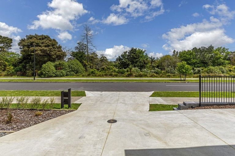Photo of property in 11 Mcindoe Road, Kumeu, 0810