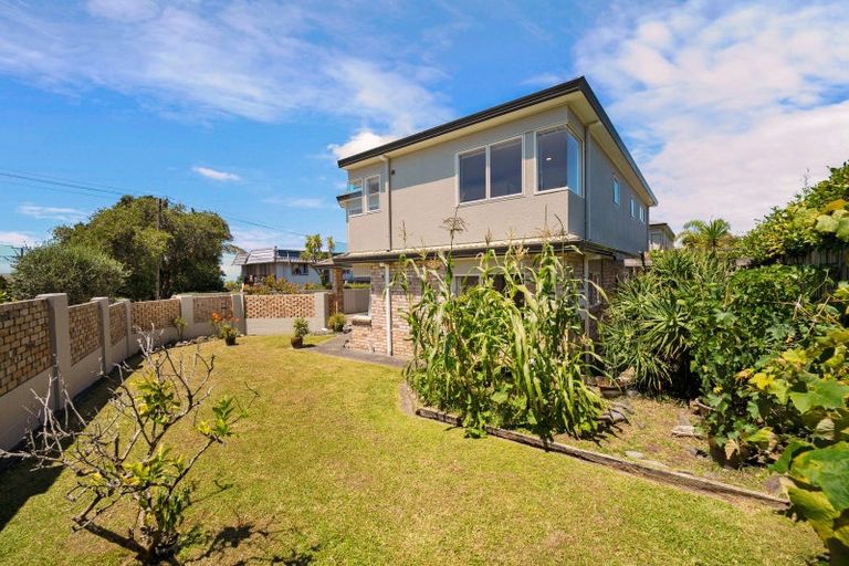 Photo of property in 2/89 Aberdeen Road, Castor Bay, Auckland, 0620